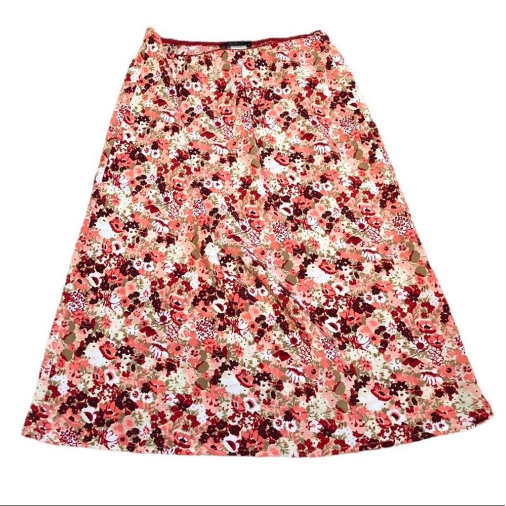 Cute midi, floral slip skirt, lace waistband.
Worn only a couple times
Size S/M